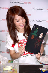 组图：Hebe亲切可爱热心公益 透露Ella赴美学英文