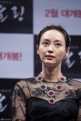 高清图：韩星宋康昊李娜英新片《howling》宣传