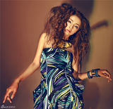 组图：麦迪娜冷色系写真 精致五官酷似芭比