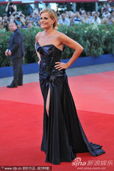 组图：女星伊沙贝拉-法雷利高开叉礼服秀美腿