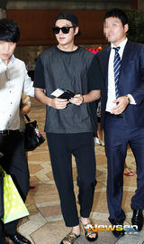 组图：李敏镐鸭舌帽豹纹鞋休闲赴京亲和有礼