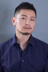 组图：张洪睿英伦装扮 展男人多面魅力