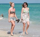 组图：凯莉布鲁克素颜踏浪 巨波荡漾雪纺裙飘逸