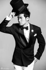 组图：任泉大片出炉走酷雅路线清凉风