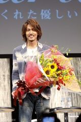 幻灯图：言承旭赴日本宣传引八千旭迷 不忘行善筹款