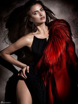 组图：C罗女友伊莉娜-莎伊克红衣出镜妩媚多姿