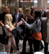 组图：比伯外出会友遭围堵 坏男孩本性不改