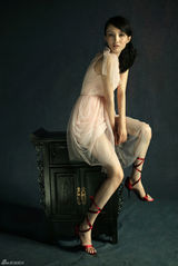 高清图：中戏校花衣珊引领复古时尚 神态慵懒迷人