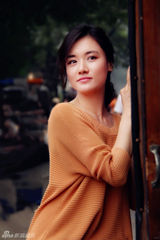 组图：邢宇菲秋日雨后私服街拍 文艺范十足