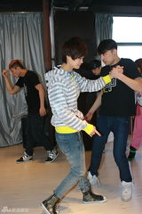 组图：李宇春武汉个唱彩排 与男舞伴牵手搂腰转圈