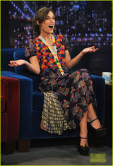 组图：凯拉-奈特莉花裙亮相 大秀小提琴多才多艺