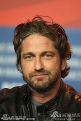 高清图：《大将军寇流岚》发布会 拉尔夫费因斯护花