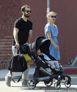 组图：娜塔丽-波特曼咬指甲扮萌 老公逗乐儿子