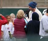 组图：贝克汉姆夫妇带儿子踢足球 场面温馨