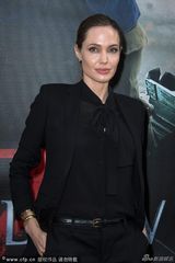 组图：朱莉造访约旦难民营 蹲地倾听孩子心声