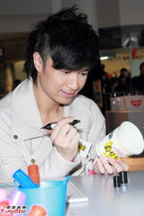 组图：古巨基尚未考虑求婚 代言勾童年回忆