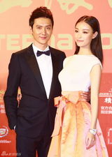 组图：冯绍峰倪妮情侣档现身 羞涩接吻