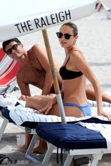 组图：超模坎蒂丝-斯瓦内普尔与男友海滩度假