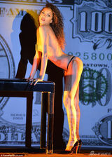 组图：女星诺米-勒努瓦疯马夜总会大跳脱衣舞