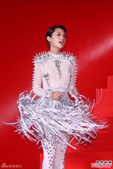 组图：杨丞琳穿华服亮相 尾椎伤势未复原