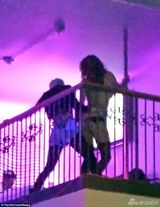 组图：麦莉与赤裸舞娘风骚起舞 大玩舔臀啃胸