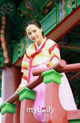 组图：韩国女演员吴珊夏与女歌手成恩穿韩服拍写真