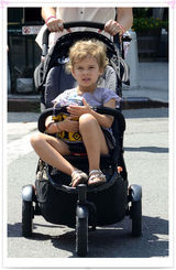 组图：杰西卡-阿尔芭携女现身装扮抢眼