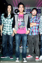 组图：柯有纶为服装助阵演出 透露新专辑12月发行