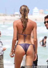 组图：坎蒂丝着比基尼 翘臀耸峰身材销魂