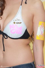 高清组图：仙乐都三点式上阵 自曝年龄示范丰胸