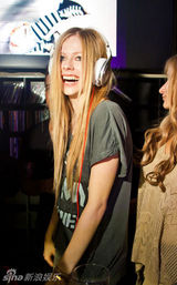 组图：艾薇儿莫斯科演出会歌迷 秀亲和力不设防