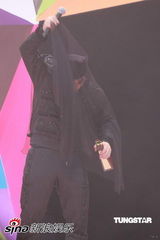 幻灯图集：叱咤奖陈奕迅雷到底 烟熏妆扮熊猫滚滚