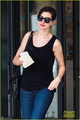 组图：海瑟薇为新片染回深发 买咖啡提神赶戏