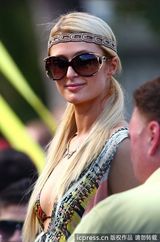 组图：帕丽斯-希尔顿胸部缩水 手臂现皱纹疑抽脂