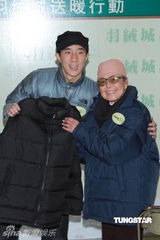 组图：房祖名探访安老院 否认接受小龙女称图片不真