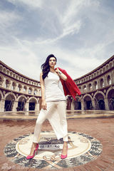 组图：莫小棋欧洲写真大片曝光 玩转时尚精致风