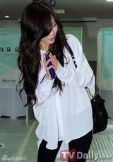 组图：4minute泫雅为韩普选投票 黑白配休闲亮相