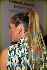 组图：Ke$ha卡通熊猫裤亮相 炫彩马尾辫镶金牙