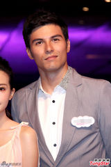 组图：凤小岳亮相产品代言 西装笔挺帅气有型