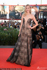 组图：模特伊娃-瑞可波诺长裙华丽显高贵