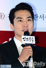 组图：《人间中毒》试映 宋承宪黑西装眉目含情