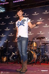 组图：汪东城不介意传绯闻 为母亲买房尽孝心