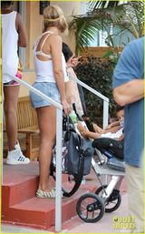 组图：碧昂斯清凉造型携女出街 Blue咬奶嘴卖萌