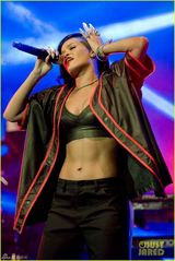 组图：蕾哈娜巡演激情献唱 大秀好身材