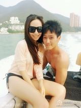 组图：赵雅芝帅气小儿子与女友亲密照曝光