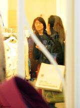 组图：李亚鹏独自进出酒店 母亲逛商场显落寞