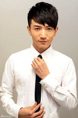 组图：许诺白领休闲搭配 清爽时尚帅气兼备