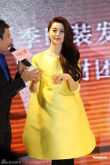 组图：范冰冰千万代言服饰 与老板热聊乐不拢嘴