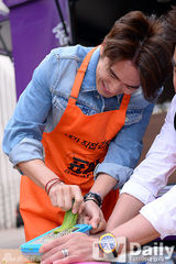 组图：柳承龙李真旭宣传《标靶》系围裙磨豆浆