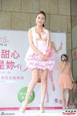 组图：人妻关颖性感挤奶 不怕老公吃醋